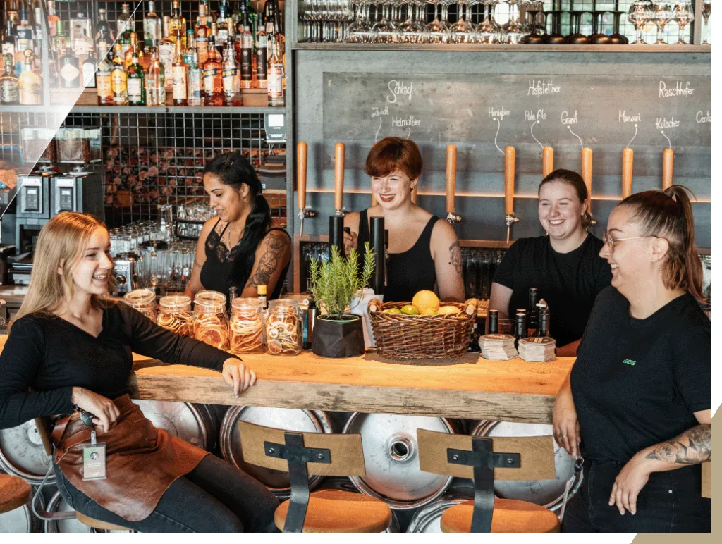 Mitarbeiterinnen an der Bar des Glorious Bastards