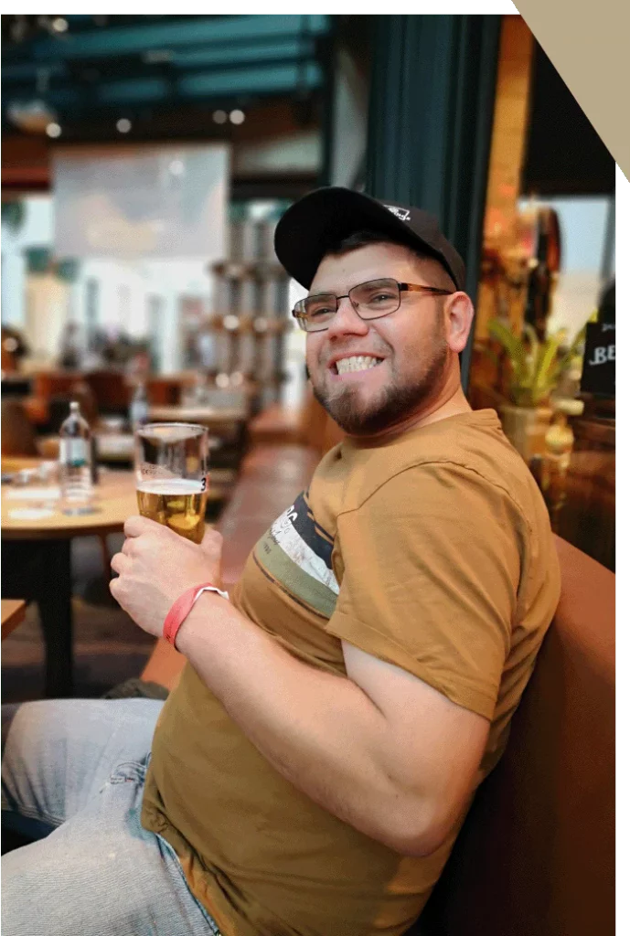 Mitarbeiter mit Kappe im Restaurant