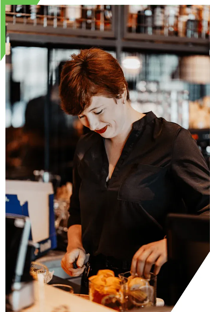 Barmanka při práci