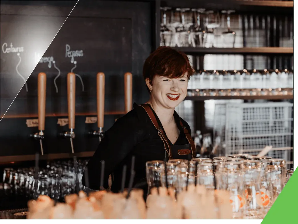 Barmanka čepuje pivo